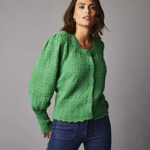 Sveter so zvlneným zakončením