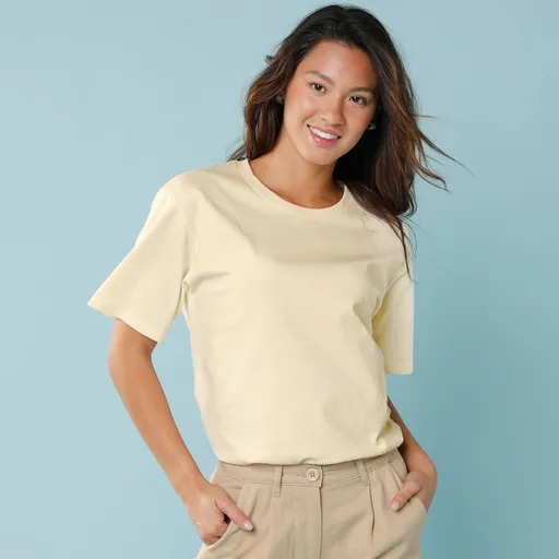 Jednofarebné tričko s krátkymi rukávmi pre nižšiu postavu