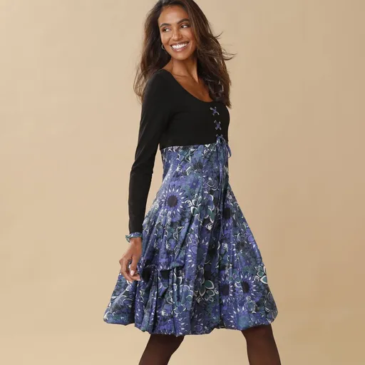 Šaty s potlačou a dlhými rukávmi