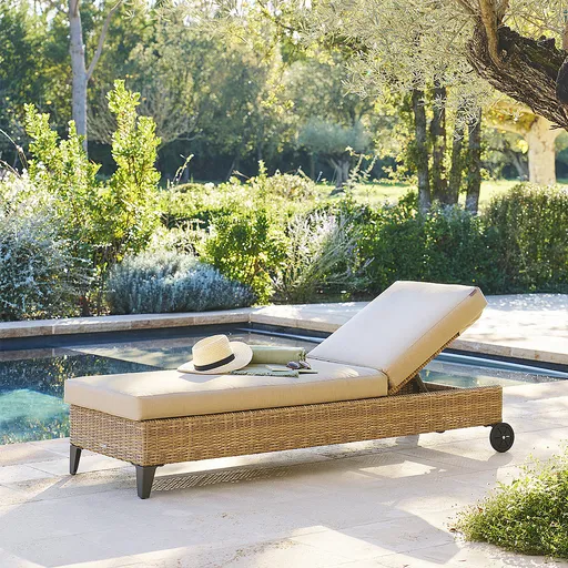 DEOKORK Ratanové lehátko MALIBU vr. polstrov (béžovo-hnedá)