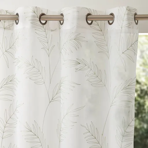 Voálová záclona s výšivkou listov a zakončením očka