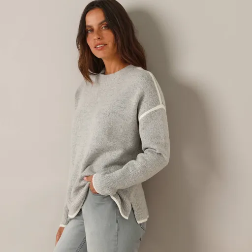 Voľný pulóver s kontrastným
		zakončením