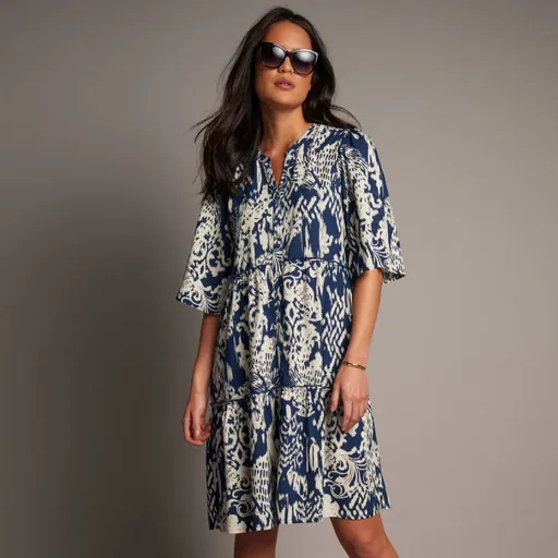 Krátke volánové šaty s etno potlačou