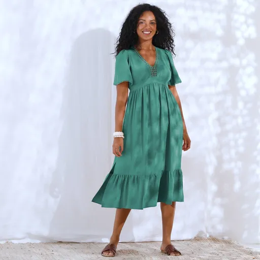 Dlhé volánové šaty s macramé výstrihom