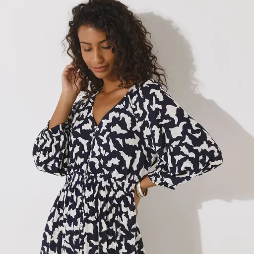 Dlhé krepónové šaty s gombíkmi a dvojfarebnou potlačou