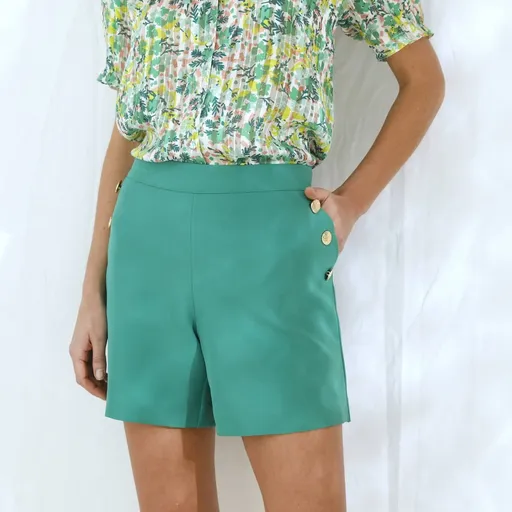 Šortky s ozdobnými gombíkmi a pružným pásom vzadu