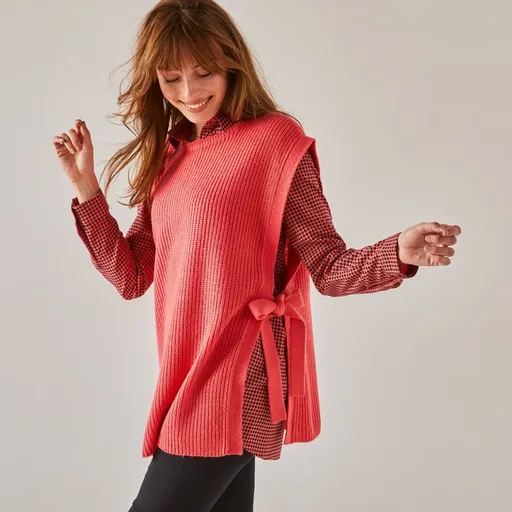 Dlhá vesta z hladkého úpletu s viazačkami na bokoch