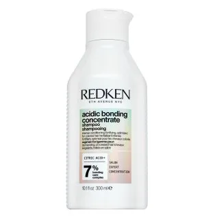 Redken Acidic Bonding Concentrate Shampoo posilujúci šampón pre farbené, chemicky ošetrené a zosvetlené vlasy 300 ml