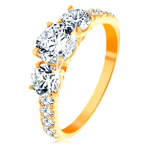 Zlatý prsteň 585 - tri číre vyvýšené zirkóny, ramená vykladané zirkónikmi - Veľkosť: 50 mm