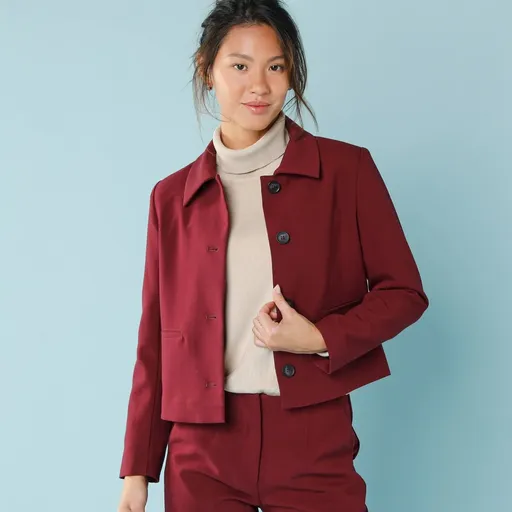 Jednofarebná krátka ľahká bunda pre nižšiu postavu