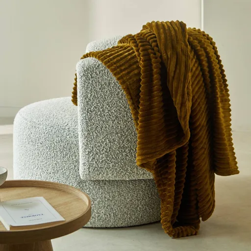 Hebký pléd s vrúbkovaným efektom