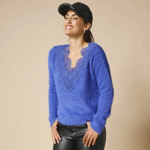 Pulóver s predĺženým vláknom a macramé výstrihom do V