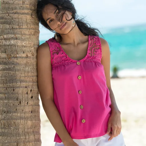 Jednofarebný top s ozdobnými  gombíkmi a macramé