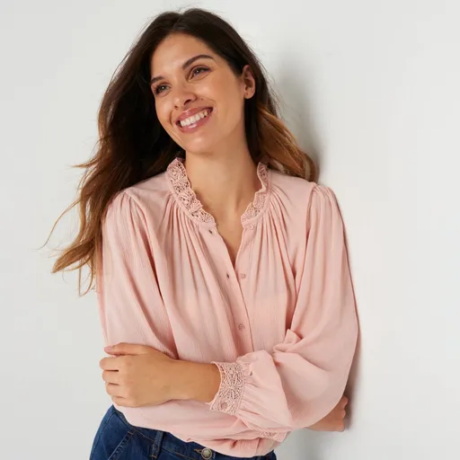 Jednofarebná košeľová blúzka s macramé