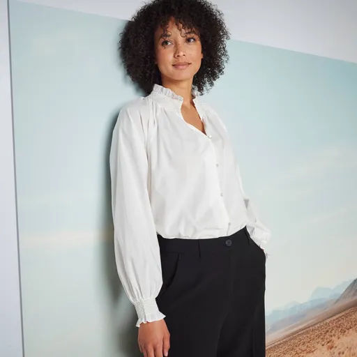 Jednofarebná blúzka so žabkovaním a nazberanými rukávmi