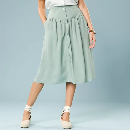 Jednofarebná midi sukňa na gombíky pre nižšiu postavu