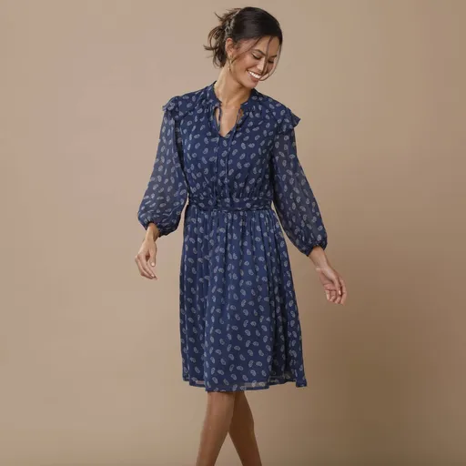 Krátke voálové šaty s výstrihom do V a potlačou