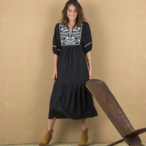 Midi šaty s výšivkou a rukávmi po lakte