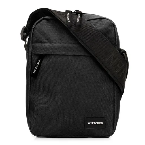 Čierna crossbody kabelka.