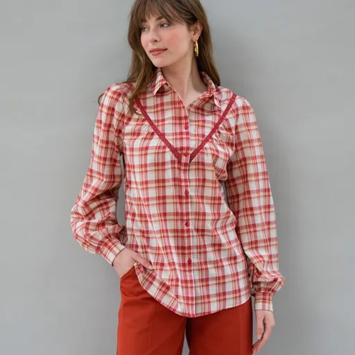 Košeľová blúzka s kockovaným vzorom a macramé