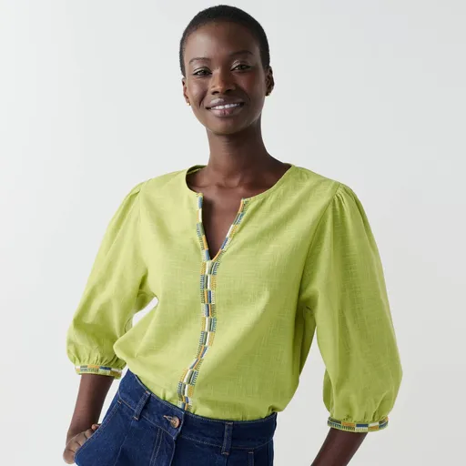 Jednofarebná blúzka s výšivkou a 3/4 rukávmi