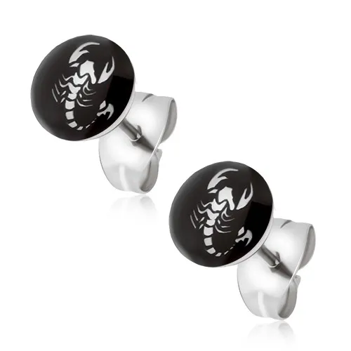 Oceľové náušnice, čierno-biely obrázok škorpióna