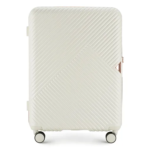 Biely kufor strednej veľkosti.