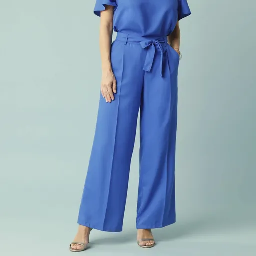 Široké dlhé nohavice s pružným pásom a opaskom, pre nižšiu postavu