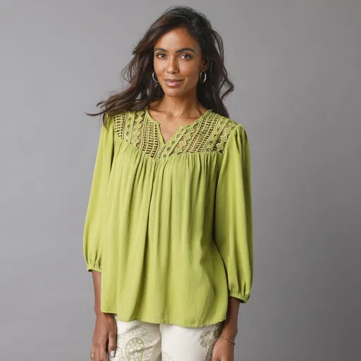 Krepónová jednofarebná blúzka s macramé a 3/4 rukávmi