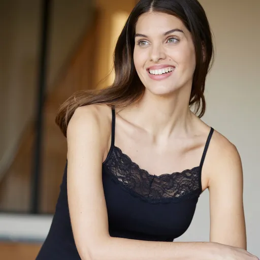 Súprava 2 topov s úzkymi ramienkami z
		bavlny s čipkou, bez bočných švov