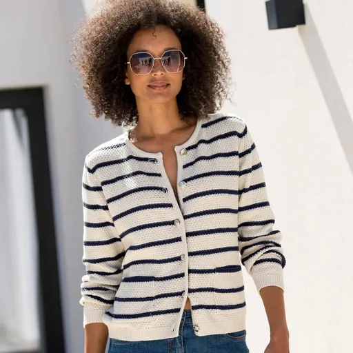 Pruhovaný sveter s ozdobnými gombíkmi