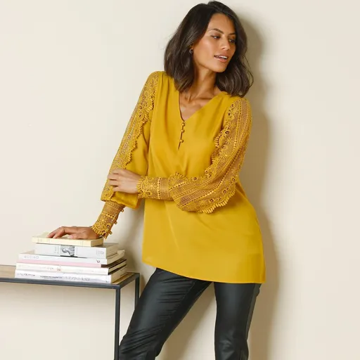 Krepová blúzka s macramé výstrihom do „V“