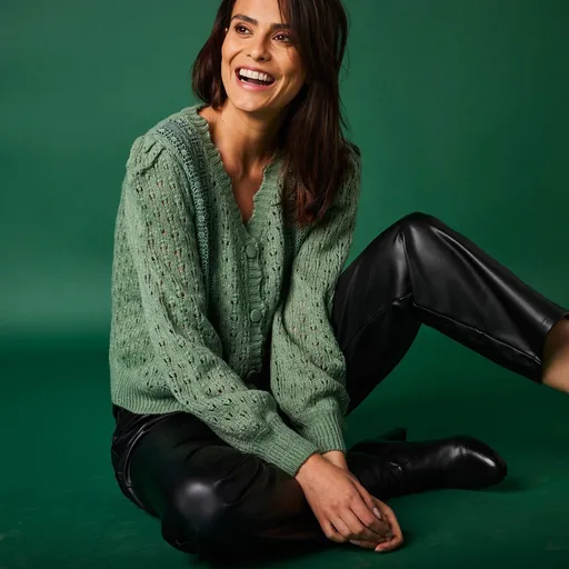 Sveter s výstrihom do V so zvlneným zakončením