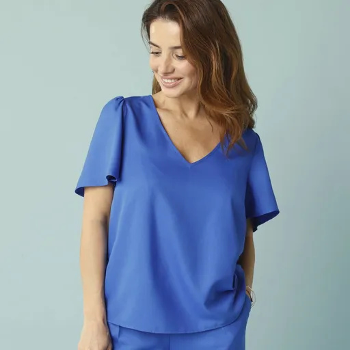 Jednofarebná blúzka s krátkymi rukávmi, pre nižšiu postavu